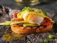Рецепта Сандвич за закуска с поширано яйце, авокадо, бекон и домати